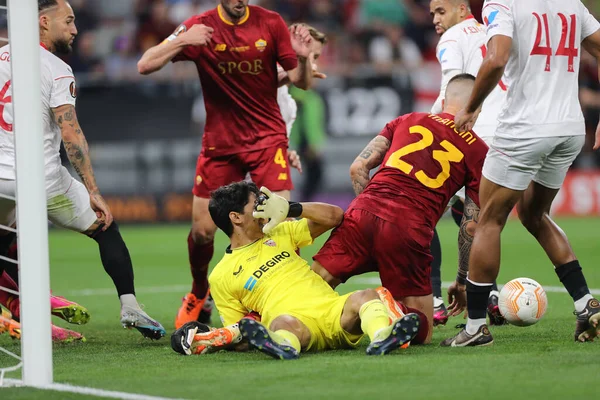 Budapeşte, Macaristan: 31.05.2023: Sevilla FC, Budapeşte 'deki Puskas Arena' da AS Roman 'a karşı oynadığı UEFA Avrupa Ligi 2023 Finali sırasında Sevilla FC ile Romanlar arasında oynanan eylem halindeki Sevilla Bounou, Sevilla' lu Gianluca Mancini.