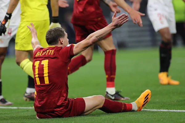 Budapeşte, Macaristan: 31.05.2023: Roman Andrea Belotti, Hungar 'daki Puskas Arena' da Sevilla FC ile AS Romanlar arasında oynanan 2023 Avrupa Ligi final maçında hakem ile birlikte protesto etti