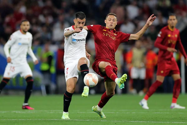 Budapeşte, Macaristan: 31.05.2023: Hungar 'daki Puskas Arena' da Sevilla FC ile AS Romanlar arasında oynanan UEFA Avrupa Ligi 2023 maçı sırasında Sevilla 'lı Suso ve Romanyalı Nemanja Matiç eylemde