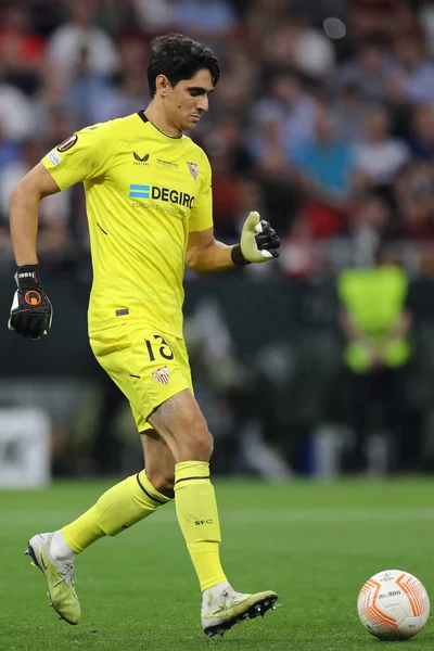 Budapeşte, Macaristan: 31.05.2023: Sevilla 'lı Yassine Bounou, Hungar' daki Puskas Arena 'da Sevilla FC ile AS Romanlar arasında oynanan 2023 Avrupa Ligi Finali karşılaşmasında eylem halindedir.