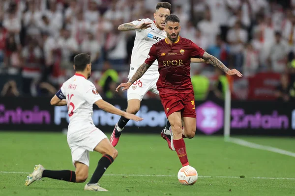 Budapeşte, Macaristan: 31.05.2023: Romanlı Leonardo Spinazzola, Hungar 'daki Puskas Arena' da Sevilla FC ile AS Romanlar arasında oynanan UEFA Avrupa Ligi 2023 karşılaşmasında ocampos eylemde