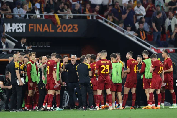 Budapeşte, Macaristan: 31.05.2023: Hungar 'daki Puskas Arena of Budapeşte' de Sevilla FC 'ye karşı AS Romanlar arasında oynanan UEFA Avrupa Ligi 2023 final maçında Romanları motive eden takımın teknik direktörü Jose Mourinho
