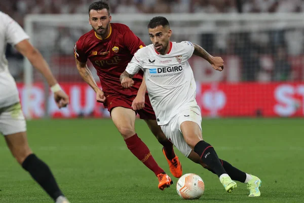 Budapeşte, Macaristan: 31.05.2023: Bryan Cristante ve Sevilla Suso, Sevilla FC ile AS Romanlar arasında Hungar 'daki Puskas Arena' da oynanan UEFA Avrupa Ligi 2023 karşılaşmasında eylem halindeler