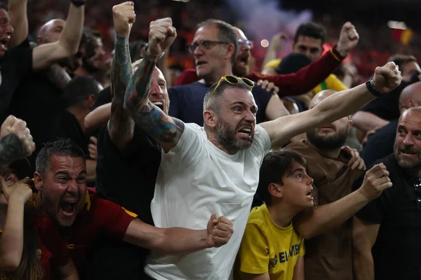 Budapeşte, Macaristan: 31,05.2023: Roman taraftarlar, Hungar 'daki Puskas Arena' da Sevilla FC ile AS Romanlar arasında oynanan 2023 Avrupa Ligi final maçı sırasında kürsüde yer alıyorlar.