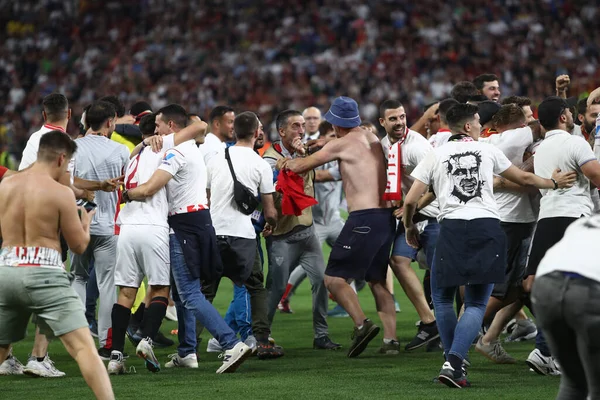 Budapeşte, Macaristan: 31.05.2023: Sevilla taraftarları, Hungar 'daki Puskas Arena' da Sevilla FC ile AS Romanlar arasında oynanan 2023 UEFA Avrupa Ligi final maçının sonunda sahaya çıktılar.