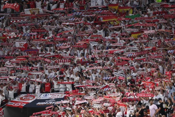 Budapest Hungary 2023 Sevilla Fans Κασκόλ Γιορτάζουν Νίκη Στο Τέλος — Φωτογραφία Αρχείου