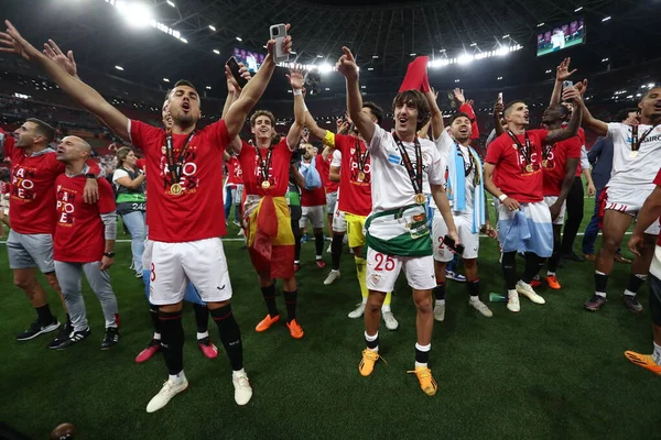 Budapeşte, Macaristan: 31.05.2023: Sevilla takımı, Hungar 'daki Puskas Arena of Budapeşte' de Sevilla FC ile AS Romanlar arasında oynanan 2023 Avrupa Ligi finalinin galibiyetini kutladı