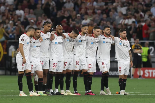 Budapeşte, Macaristan: 31.05.2023: Sevilla takımı, Hungar 'daki Puskas Arena' da Sevilla FC ile AS Romanlar arasında oynanan 2023 Avrupa Ligi final maçında penaltı bekliyor