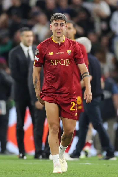 Budapeşte, Macaristan: 31.05.2023: Dybala, Hungar 'daki Puskas Arena' da Sevilla FC ile AS Romanlar arasında oynanan 2023 Avrupa Ligi Finali 'nde yenildikten sonra gözyaşı döküyor