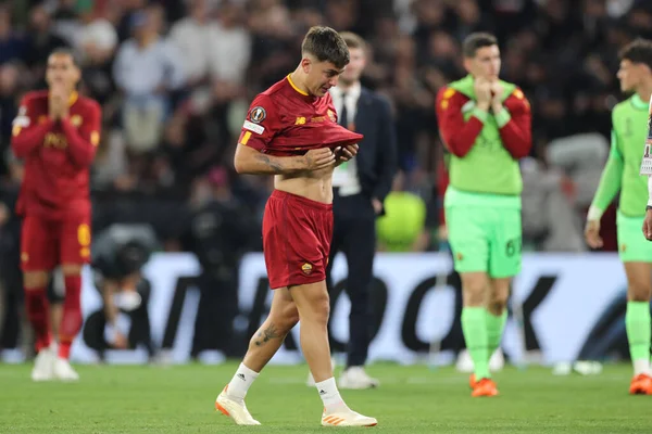 Budapeşte, Macaristan: 31.05.2023: Dybala, Hungar 'daki Puskas Arena' da Sevilla FC ile AS Romanlar arasında oynanan 2023 Avrupa Ligi Finali 'nde yenildikten sonra gözyaşı döküyor