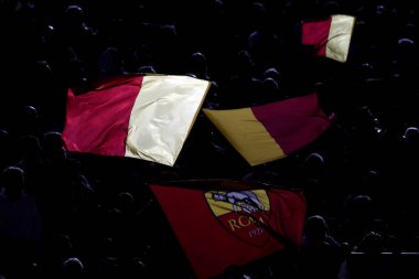 Roma, İtalya 4.06.2023: Serie A 2022 / 2023 futbol karşılaşması sırasında duman bombaları ve Roman taraftarlarının bayrakları, AS Romanları Spezia Calcio 2008 ile İtalya 'nın başkenti Roma' daki Olimpiyat Stadyumu arasında 36..