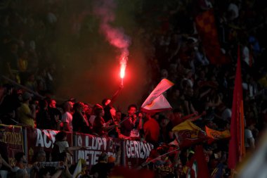 Roma, İtalya 4.06.2023: Serie A 2022 / 2023 futbol karşılaşması sırasında duman bombaları ve Roman taraftarlarının bayrakları, AS Romanları Spezia Calcio 2008 ile İtalya 'nın başkenti Roma' daki Olimpiyat Stadyumu arasında 36..