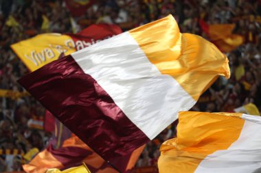 Roma, İtalya 4.06.2023: Serie A 2022 / 2023 futbol karşılaşması sırasında duman bombaları ve Roman taraftarlarının bayrakları, AS Romanları Spezia Calcio 2008 ile İtalya 'nın başkenti Roma' daki Olimpiyat Stadyumu arasında 36..
