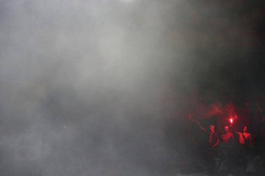 Roma, İtalya 4.06.2023: Serie A 2022 / 2023 futbol karşılaşması sırasında duman bombaları ve Roman taraftarlarının bayrakları, AS Romanları Spezia Calcio 2008 ile İtalya 'nın başkenti Roma' daki Olimpiyat Stadyumu arasında 36..