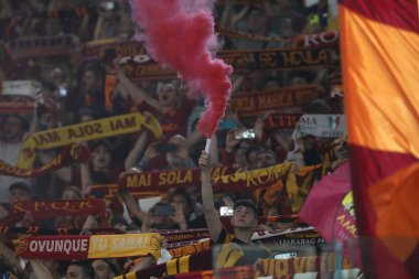 Roma, İtalya 4.06.2023: Serie A 2022 / 2023 futbol karşılaşması sırasında duman bombaları ve Roman taraftarlarının bayrakları, AS Romanları Spezia Calcio 2008 ile İtalya 'nın başkenti Roma' daki Olimpiyat Stadyumu arasında 36..