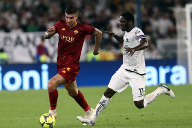 Roma, İtalya 4.06.2023: Gianluca Mancini (AS ROMA), Spezia 'lı Gyasi Serie A 2022 / 2023 futbol karşılaşması sırasında, AS Romanları Spezia Calcio 2008 ile İtalya' nın başkenti Roma 'daki Olimpiyat Stadyumu' nda karşı karşıya getirdi..