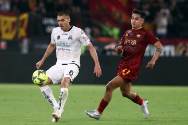Roma, İtalya 4.06.2023: Spezia Bourabia, Paulo Dybala (AS ROMA) Serie A 2022 / 2023 futbol karşılaşmasında, AS Romanları Spezia Calcio 2008 ile İtalya 'nın başkenti Roma' daki Olimpiyat Stadyumu 'nda karşı karşıya geldi..
