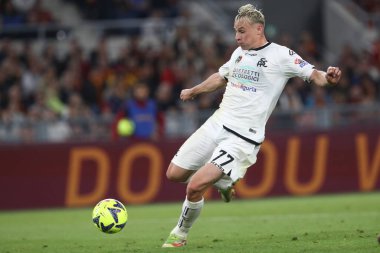 Roma, İtalya 4.06.2023: Spezia 'lı Zurkowski, İtalya' nın başkenti Roma 'daki Olimpiyat Stadyumu' nda AS Romanlar - Spezia Calcio 2008 arasındaki Serie A 2022 / 2023 futbol karşılaşmasında eylem halinde..