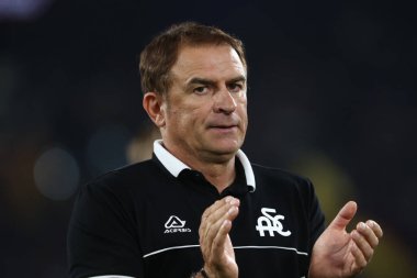 Roma, İtalya 4.06.2023: Spezia takımından Leonardo Semplici, İtalya 'nın başkenti Roma' daki Olimpiyat Stadyumu 'nda AS Romanlarına karşı Spezia Calcio 2008 arasındaki 2022 / 2023 tarihli futbol karşılaşmasının sonunda taraftarlarını karşıladı..