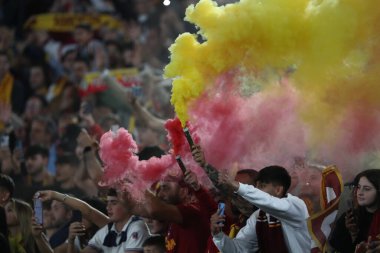 Roma, İtalya 4.06.2023: Serie A 2022 / 2023 futbol karşılaşmasının sonundaki tribünde sarı-kırmızı duman bombaları, AS Roma ile Spezia Calcio 2008 arasında İtalya 'nın başkenti Roma' daki Olimpiyat Stadyumu 'nda düzenlendi..