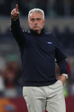 Roma, İtalya 4.06.2023: Jose Mourinho teknik direktör (AS ROMA), İtalya 'nın başkenti Roma' daki Olimpiyat stadyumunda AS Roma ile Spezia Calcio 2008 arasındaki son Serie A 2022 / 2023 futbol karşılaşmasının sonunda Romanları karşıladı..