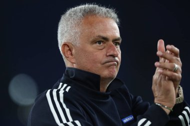 Roma, İtalya 4.06.2023: Jose Mourinho teknik direktör (AS ROMA), İtalya 'nın başkenti Roma' daki Olimpiyat stadyumunda AS Roma ile Spezia Calcio 2008 arasındaki son Serie A 2022 / 2023 futbol karşılaşmasının sonunda Romanları karşıladı..