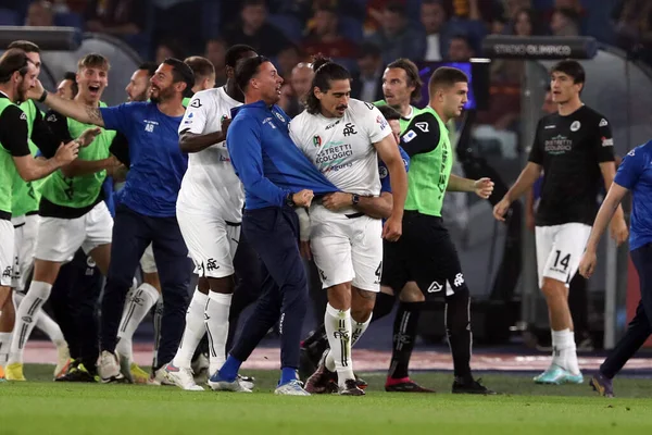 Roma, İtalya 4.06.2023: Spezia 'lı Nikolaou, İtalya' nın başkenti Roma 'daki Olimpiyat Stadyumu' nda AS Roma ile Spezia Calcio 2008 arasındaki Serie A 2022 / 2023 futbol karşılaşmasında 0-1 'lik golü attı ve takımı ile kutladı..