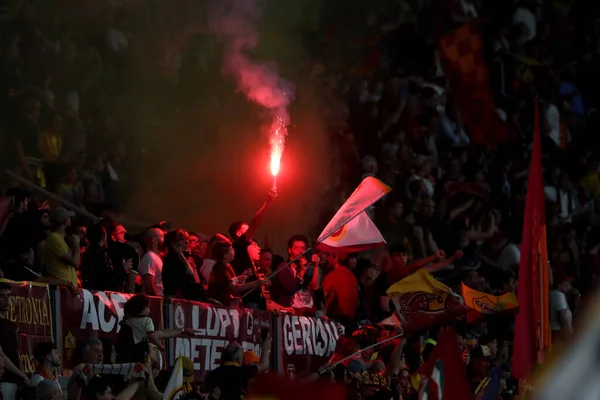 ローマ イタリア4 2023 セリエA 2022 2023サッカー試合中のローマのファンの煙爆弾や旗 36日目 Asローマ対Spezia Calcio 2008イタリアのローマのオリンピックスタジアムで — ストック写真