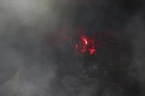 Rome Italië 2023 Rookbommen Vlaggen Van Roma Fans Tijdens Voetbalwedstrijd — Stockfoto