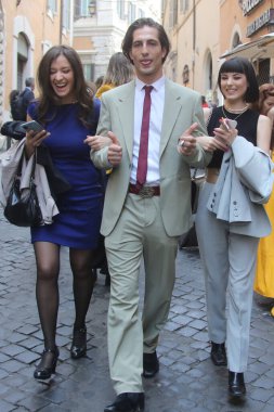Roma, İtalya 3.05.2022: Maneskin 'li Damiano David şarkıcı 5 yıllık nişanlısı Giorgia Soleri' den ayrıldı. Damiano, Tik Tok 'ta diskoda bir kızı öperken çekilmiş..