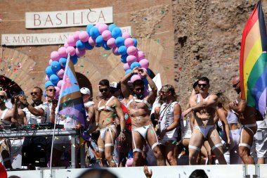 Roma, İtalya 10.06.2023: Avrupa 'nın dört bir yanından 100.000' den fazla insan Roma 'nın başkenti Roma' nın sokaklarından Kolezyum 'a kadar yürüdü..