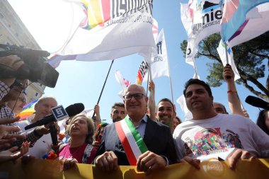 Roma, İtalya 10.06.2023: Avrupa 'nın dört bir yanından 100.000' den fazla insan Roma 'nın başkenti Roma' nın sokaklarından Kolezyum 'a kadar yürüdü..