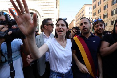 Roma, İtalya 10.06.2023: Polis teşkilatı sekreteri Elly Schlein, Roma 'nın başkenti Roma' nın sokaklarından Kolezyum 'a kadar eşcinsellerin gururu 2023' e katılıyor..