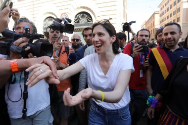 Roma, İtalya 10.06.2023: Polis teşkilatı sekreteri Elly Schlein, Roma 'nın başkenti Roma' nın sokaklarından Kolezyum 'a kadar eşcinsellerin gururu 2023' e katılıyor..