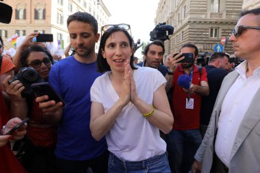 Roma, İtalya 10.06.2023: Polis teşkilatı sekreteri Elly Schlein, Roma 'nın başkenti Roma' nın sokaklarından Kolezyum 'a kadar eşcinsellerin gururu 2023' e katılıyor..