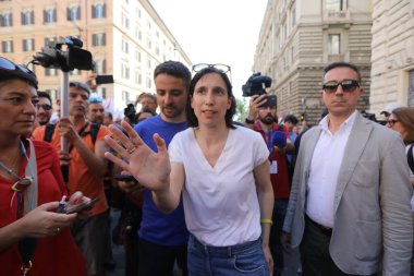 Roma, İtalya 10.06.2023: Polis teşkilatı sekreteri Elly Schlein, Roma 'nın başkenti Roma' nın sokaklarından Kolezyum 'a kadar eşcinsellerin gururu 2023' e katılıyor..
