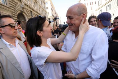 Roma, İtalya 10.06.2023: Polis teşkilatı sekreteri Elly Schlein, Roma 'nın başkenti Roma' nın sokaklarından Kolezyum 'a kadar eşcinsellerin gururu 2023' e katılıyor..