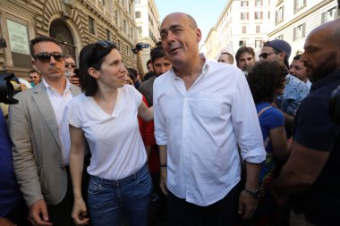 Roma, İtalya 10.06.2023: Polis teşkilatı sekreteri Elly Schlein, Roma 'nın başkenti Roma' nın sokaklarından Kolezyum 'a kadar eşcinsellerin gururu 2023' e katılıyor..