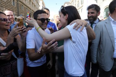 Roma, İtalya 10.06.2023: Polis teşkilatı sekreteri Elly Schlein, Roma 'nın başkenti Roma' nın sokaklarından Kolezyum 'a kadar eşcinsellerin gururu 2023' e katılıyor..