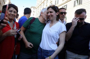 Roma, İtalya 10.06.2023: Polis teşkilatı sekreteri Elly Schlein, Roma 'nın başkenti Roma' nın sokaklarından Kolezyum 'a kadar eşcinsellerin gururu 2023' e katılıyor..