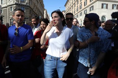 Roma, İtalya 10.06.2023: Polis teşkilatı sekreteri Elly Schlein, Roma 'nın başkenti Roma' nın sokaklarından Kolezyum 'a kadar eşcinsellerin gururu 2023' e katılıyor..