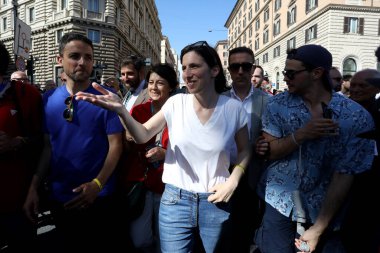Roma, İtalya 10.06.2023: Polis teşkilatı sekreteri Elly Schlein, Roma 'nın başkenti Roma' nın sokaklarından Kolezyum 'a kadar eşcinsellerin gururu 2023' e katılıyor..