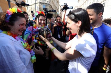 Roma, İtalya 10.06.2023: Polis teşkilatı sekreteri Elly Schlein, Roma 'nın başkenti Roma' nın sokaklarından Kolezyum 'a kadar eşcinsellerin gururu 2023' e katılıyor..