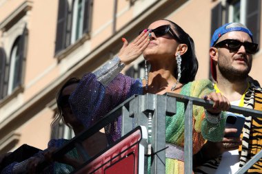 Roma, İtalya 10.06.2023: Avrupa 'nın dört bir yanından 100.000' den fazla insan Roma 'nın başkenti Roma' nın sokaklarından Kolezyum 'a kadar yürüdü..