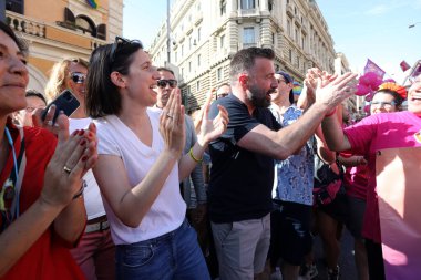 Roma, İtalya 10.06.2023: Polis teşkilatı sekreteri Elly Schlein, Roma 'nın başkenti Roma' nın sokaklarından Kolezyum 'a kadar eşcinsellerin gururu 2023' e katılıyor..