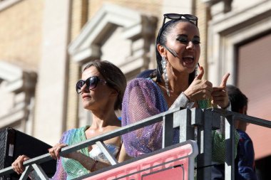 Roma, İtalya 10.06.2023: Avrupa 'nın dört bir yanından 100.000' den fazla insan Roma 'nın başkenti Roma' nın sokaklarından Kolezyum 'a kadar yürüdü..