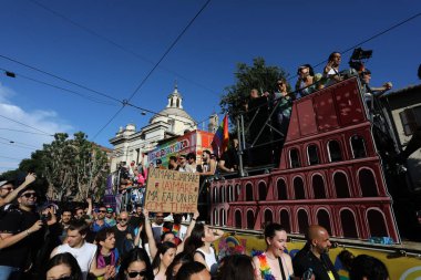 Roma, İtalya 10.06.2023: Avrupa 'nın dört bir yanından 100.000' den fazla insan Roma 'nın başkenti Roma' nın sokaklarından Kolezyum 'a kadar yürüdü..