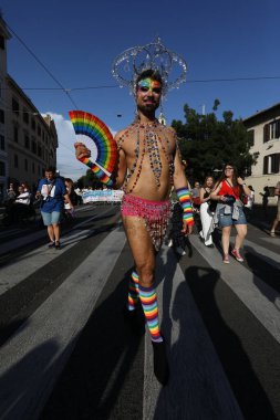 Roma, İtalya 10.06.2023: Avrupa 'nın dört bir yanından 100.000' den fazla insan Roma 'nın başkenti Roma' nın sokaklarından Kolezyum 'a kadar yürüdü..