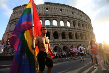 Roma, İtalya 10.06.2023: Avrupa 'nın dört bir yanından 100.000' den fazla insan Roma 'nın başkenti Roma' nın sokaklarından Kolezyum 'a kadar yürüdü..