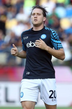 Frosinone, İtalya 19.08.2023: Napoli 'li Piotr Zielinski İtalya Serie A 2023 / 2024 futbol maçının 1. gününden önce Frosinone ile Napoli Calcio arasında İtalya' nın Frosinone kentinde Benito Stirpe Stadyumu 'nda ısındı..